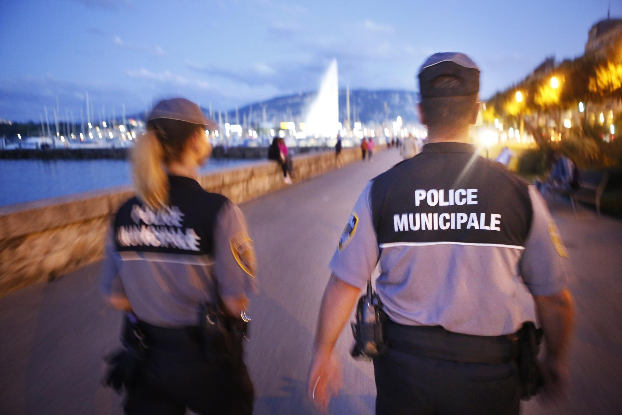Policiers municipaux au bord du lac