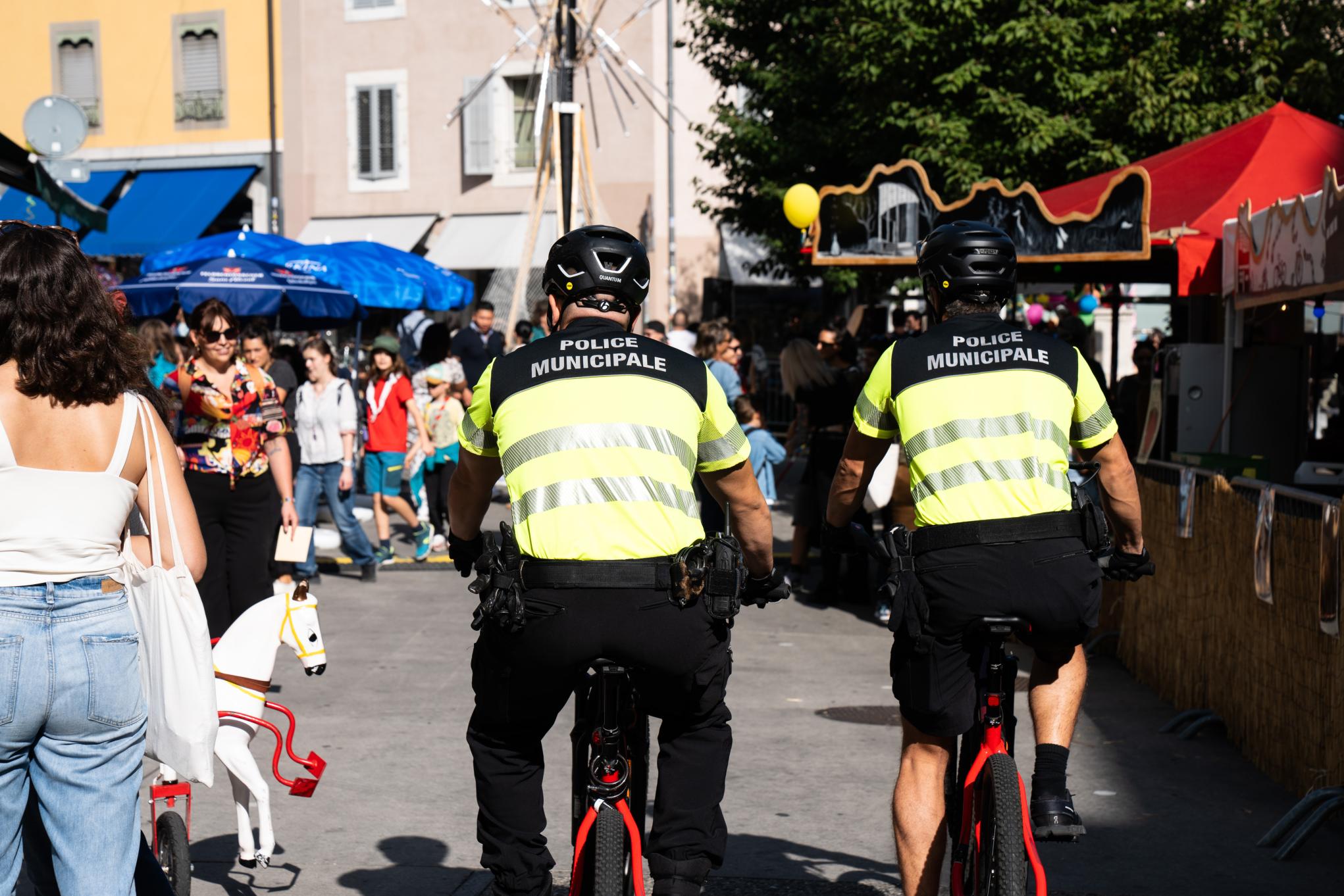 Deux agents de la bike police en patrouille dans le quartier des Grottes à Genève