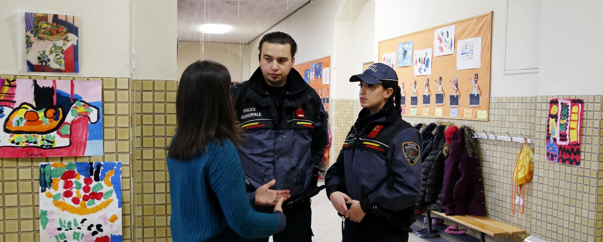 Policiers municipaux dans une école