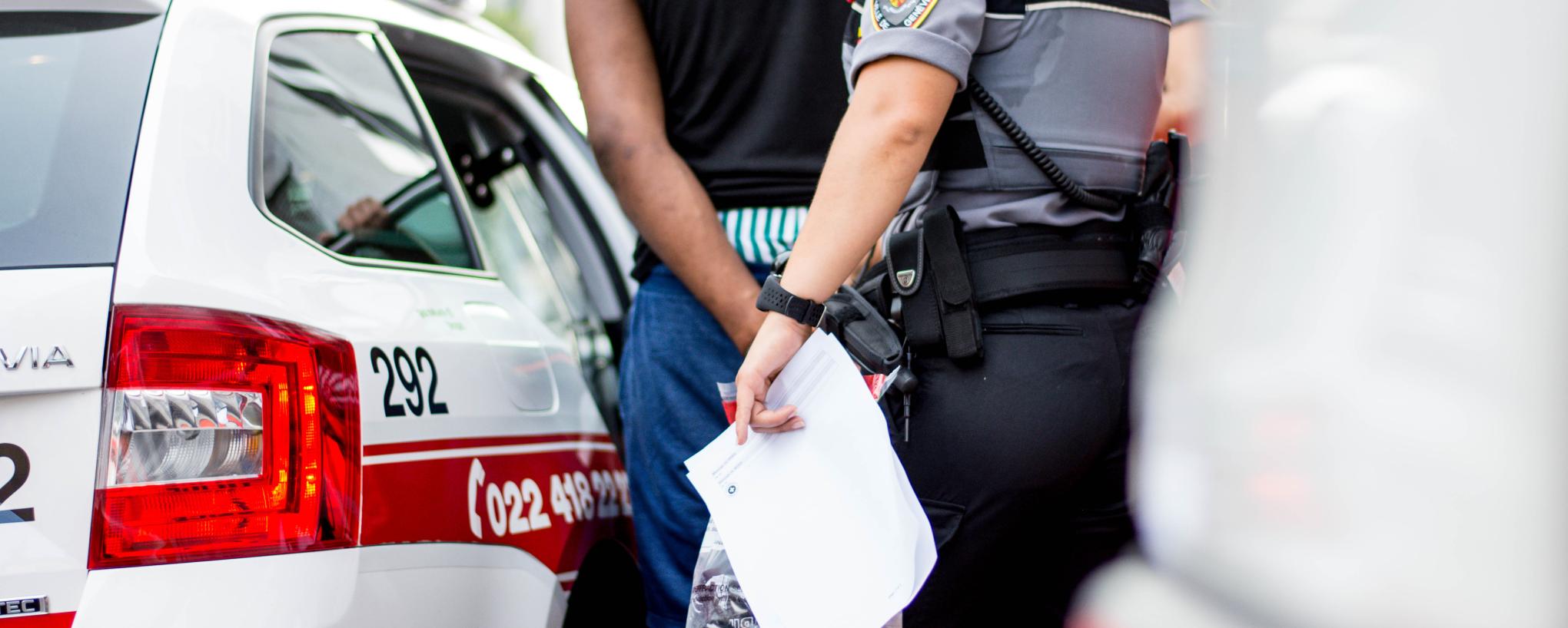 Interpellation d'un individu par une agente