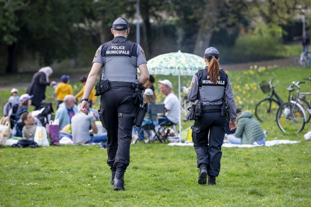 Policiers municipaux au parc