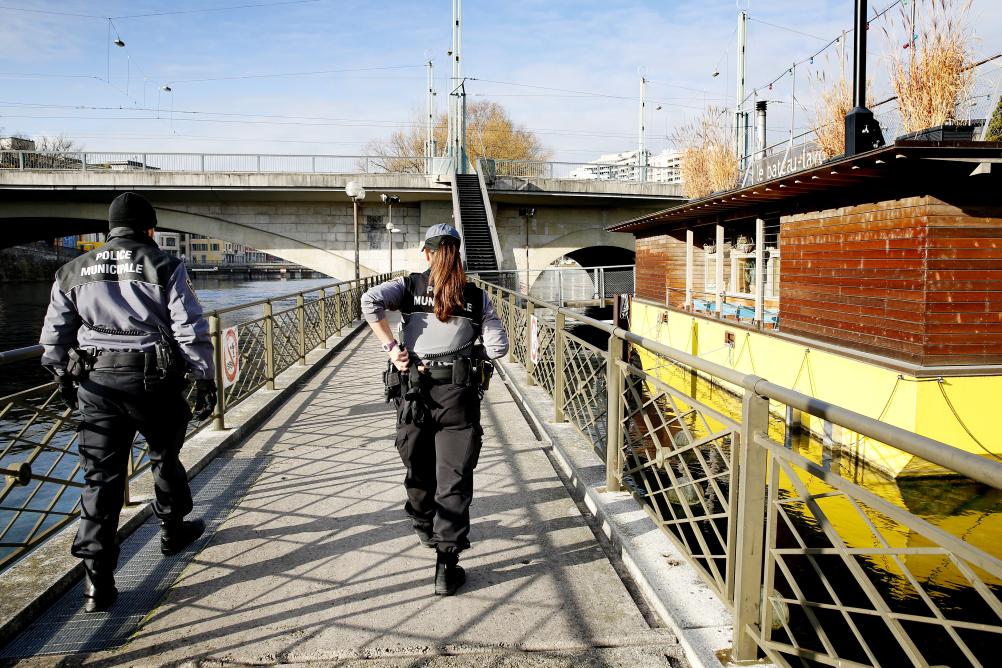 Deux agents en patrouille au bord du Rhône