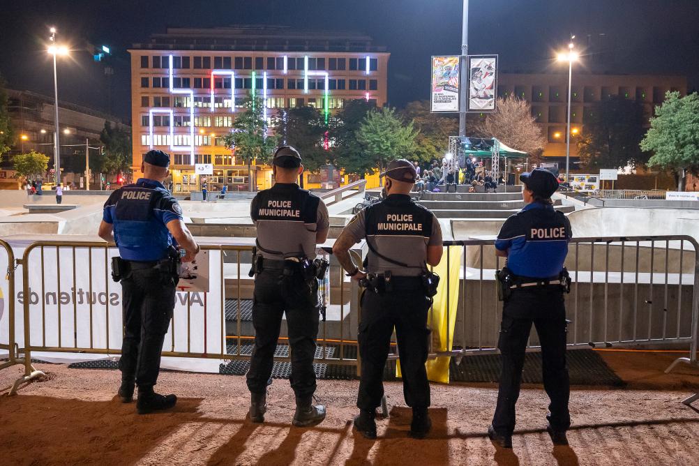 Agents de police municipale accompagnés d'agents de la police cantonale