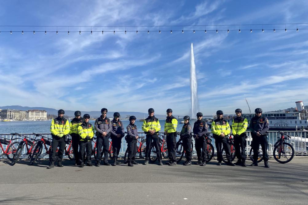 Brigade Bike Police de la police municipale devant le Jet d'Eau de Genève